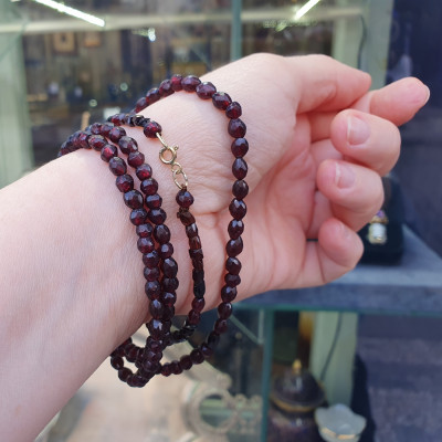 Garnet string with gold clasp - 83 cm