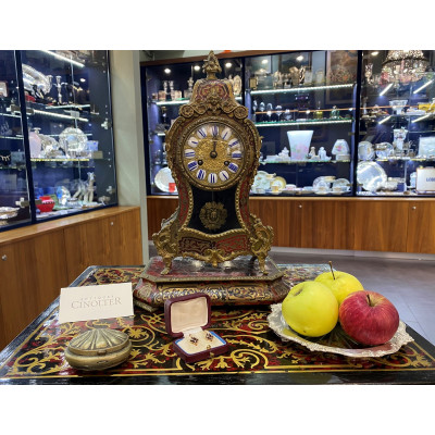 Hodiny a stolek s marketerií ve stylu Boulle
