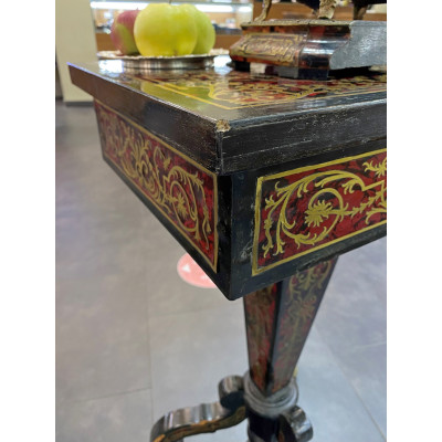 Hodiny a stolek s marketerií ve stylu Boulle