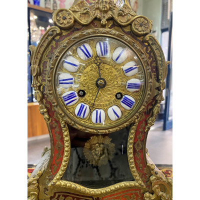 Hodiny a stolek s marketerií ve stylu Boulle