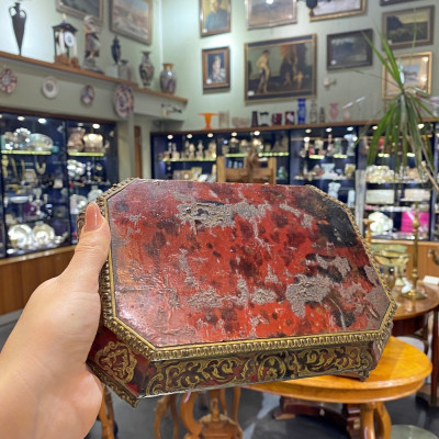 Hodiny a stolek s marketerií ve stylu Boulle