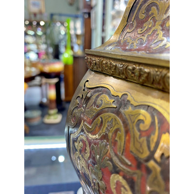 Hodiny a stolek s marketerií ve stylu Boulle