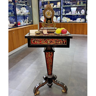 Hodiny a stolek s marketerií ve stylu Boulle