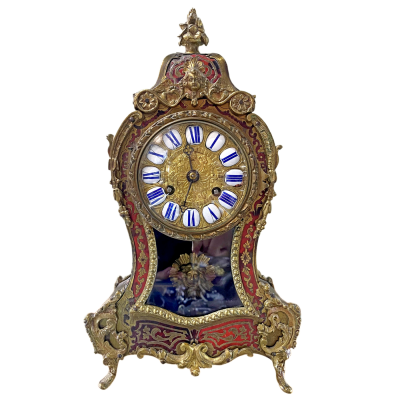 Hodiny a stolek s marketerií ve stylu Boulle