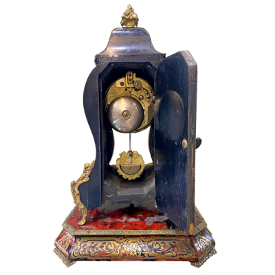 Hodiny a stolek s marketerií ve stylu Boulle