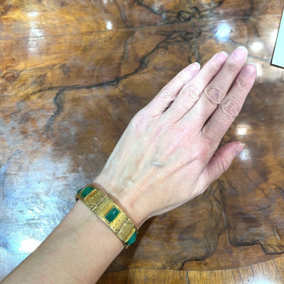 Gravírovaný zlatý náramek s chryzoprasy