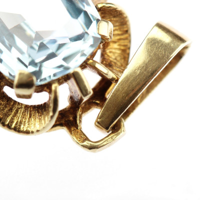 Zlatý přívěsek se syntetickým spinelem