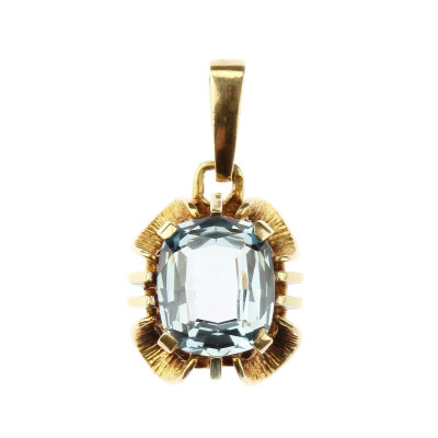 Gold pendant with synthetic spinel
