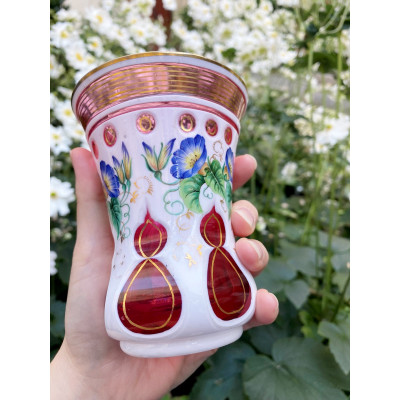 Číše s malovanými květy