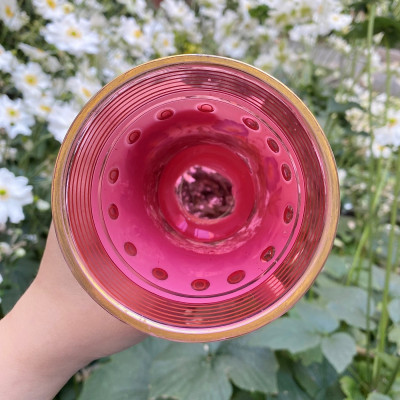 Číše s malovanými květy