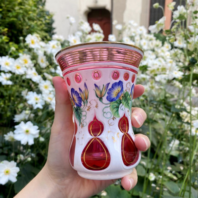 Číše s malovanými květy