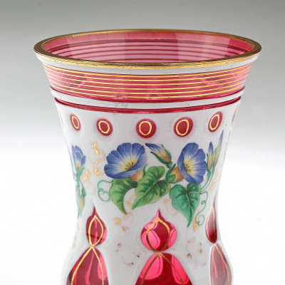 Číše s malovanými květy