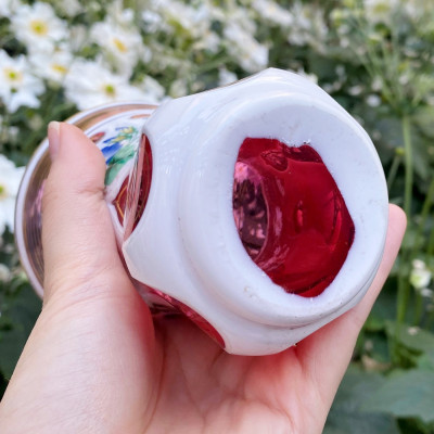 Číše s malovanými květy