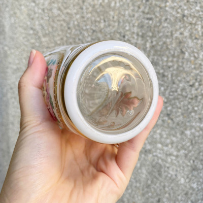 Glass beaker with floral motif