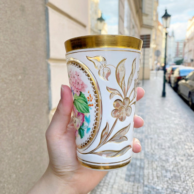 Glass beaker with floral motif