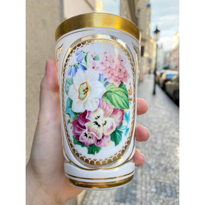 Glass beaker with floral motif