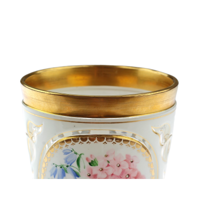 Glass beaker with floral motif