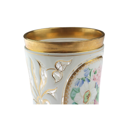 Glass beaker with floral motif