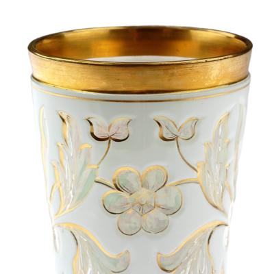 Glass beaker with floral motif