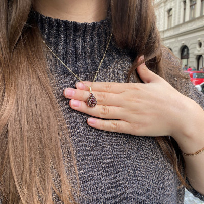 Zlatý přívěsek s granáty