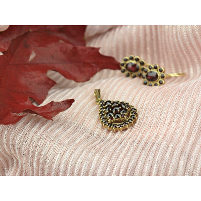 Gold pendant with garnets