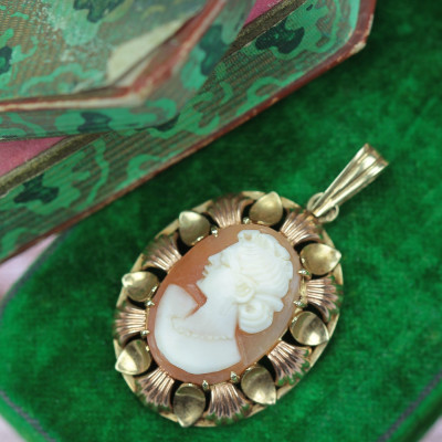 Zlatý přívěsek s mušlovou kamejí