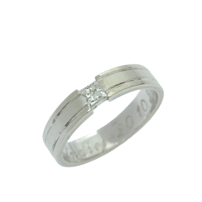 Gold ring with princess cut diamond