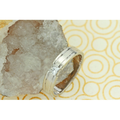 Gold ring with princess cut diamond