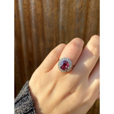 Gold ring with 3.20 ct ruby and diamonds