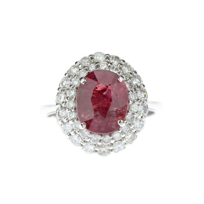 Gold ring with 3.20 ct ruby and diamonds