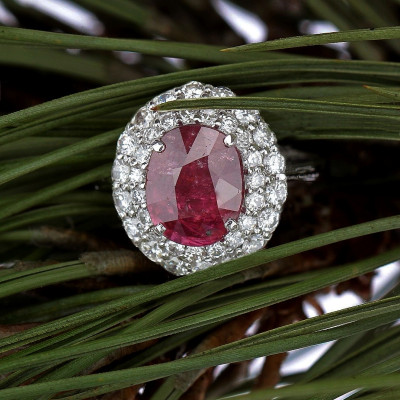 Zlatý prsten s rubínem 3,20 ct a diamanty