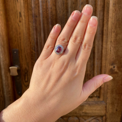 Gold ring with 3.20 ct ruby and diamonds