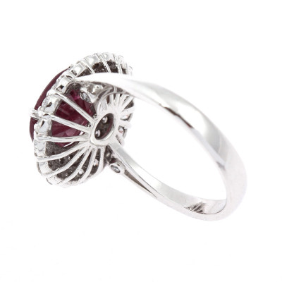 Gold ring with 3.20 ct ruby and diamonds