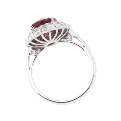 Gold ring with 3.20 ct ruby and diamonds