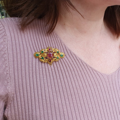 Zlatá druhorokoková brož s drahými kameny