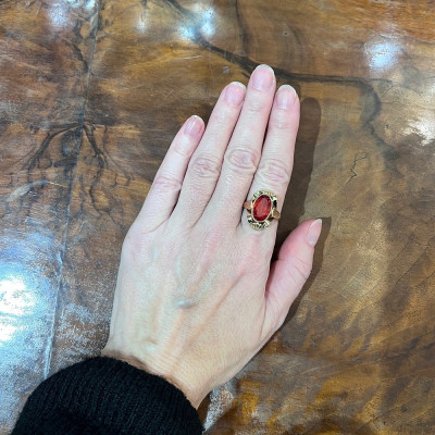 Zlatý prsten se syntetickým safírem