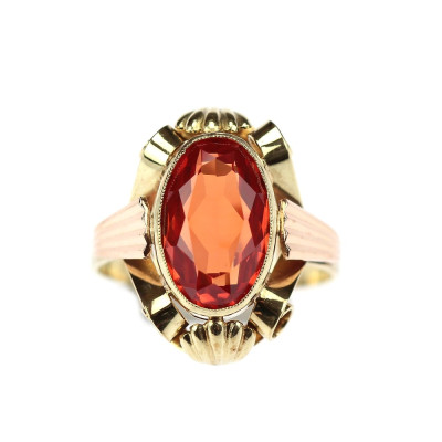 Zlatý prsten se syntetickým safírem