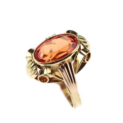 Gold ring with synthetic sapphire