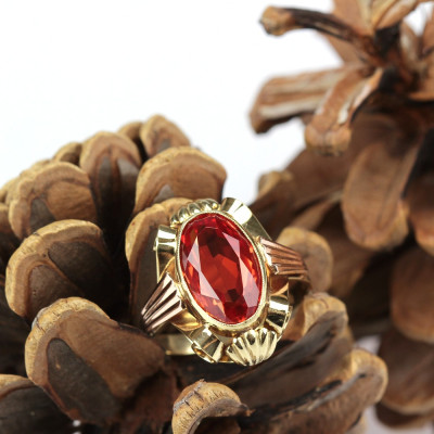 Zlatý prsten se syntetickým safírem