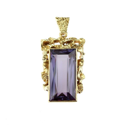 Gold pendant with synthetic sapphire