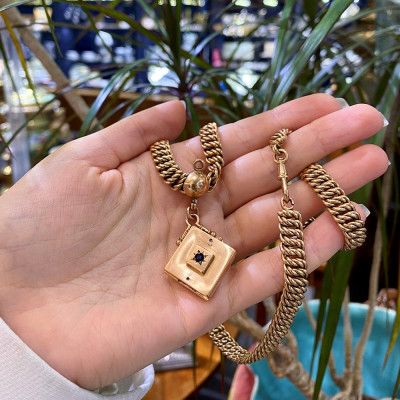 Rakousko-uherský šatlén s medailonem