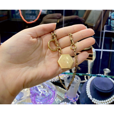 Pozdně secesní zlatý šatlén s otevíracím medailonkem