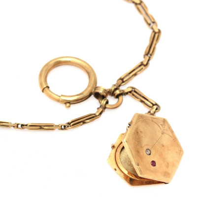 Pozdně secesní zlatý šatlén s otevíracím medailonkem