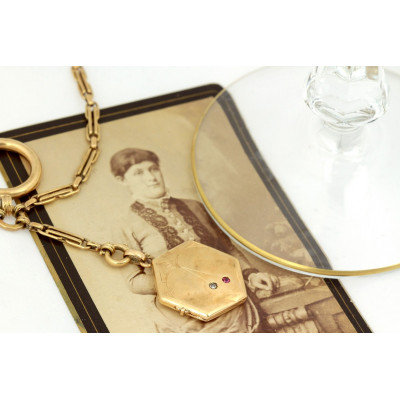 Art Nouveau gold chain with locket