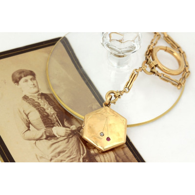 Pozdně secesní zlatý šatlén s otevíracím medailonkem