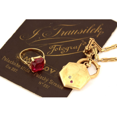 Art Nouveau gold chain with locket