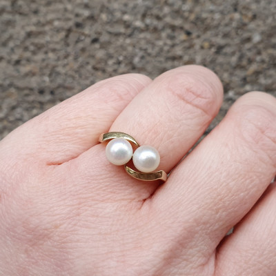 Zlatý prstýnek s dvěma perlami