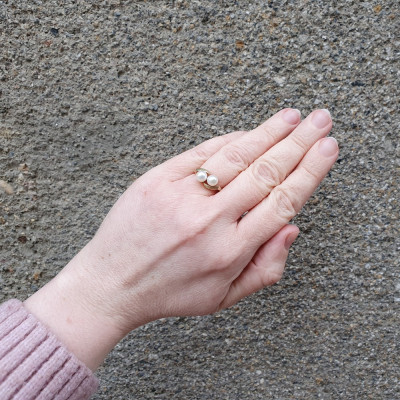 Zlatý prstýnek s dvěma perlami