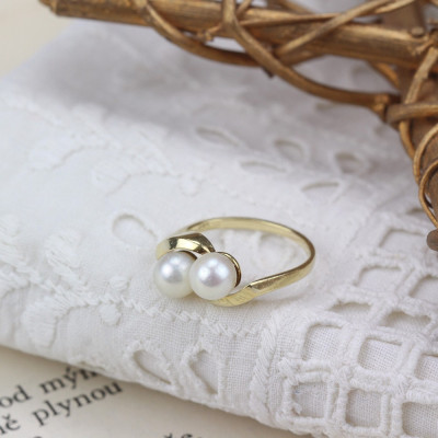Zlatý prstýnek s dvěma perlami