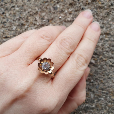 Flower shaped blue paste gold ring